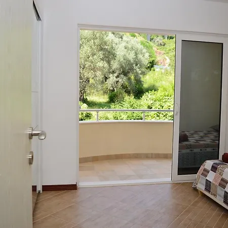 Oliva Lugo Lux *